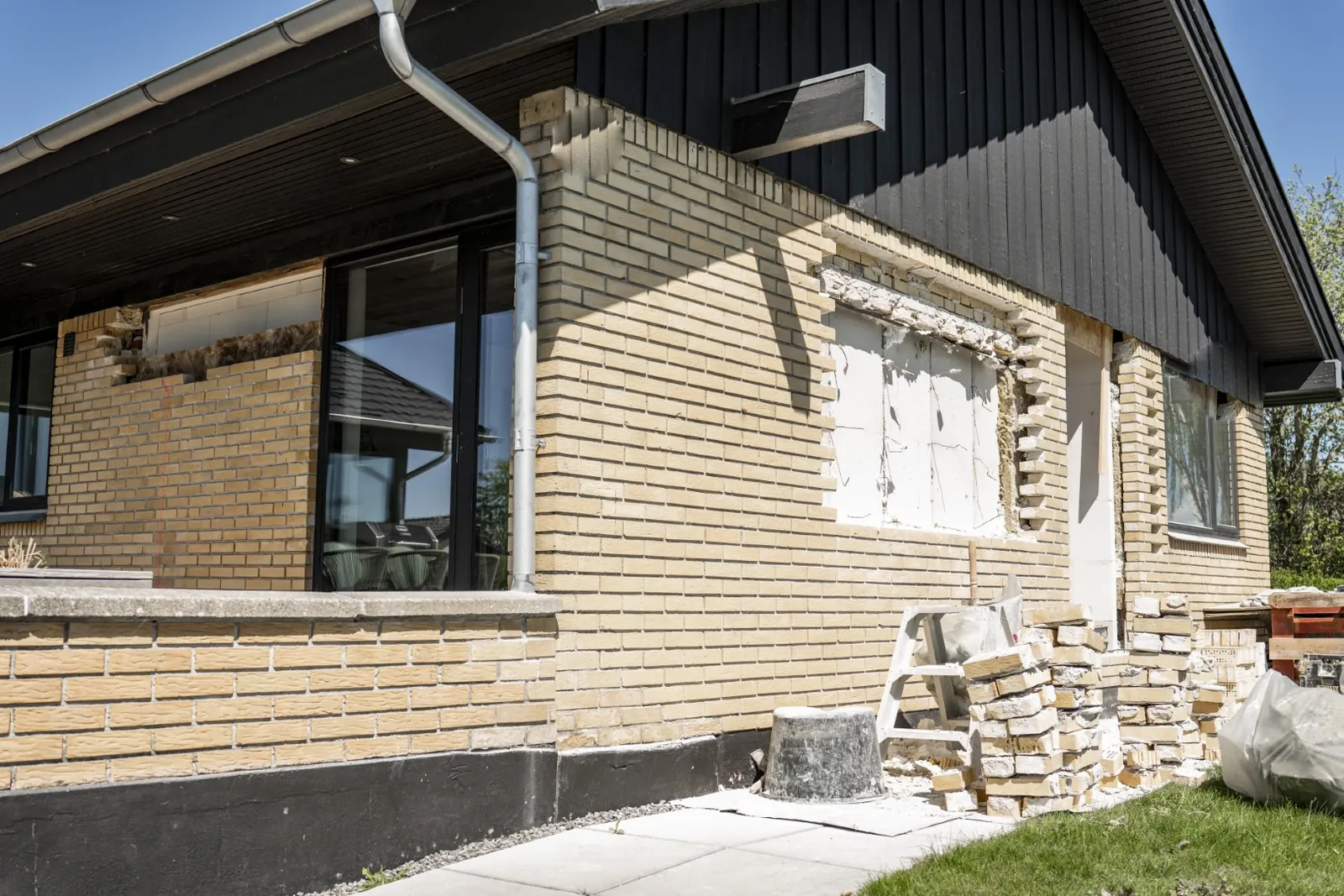 Murstenshus med facade under renovering