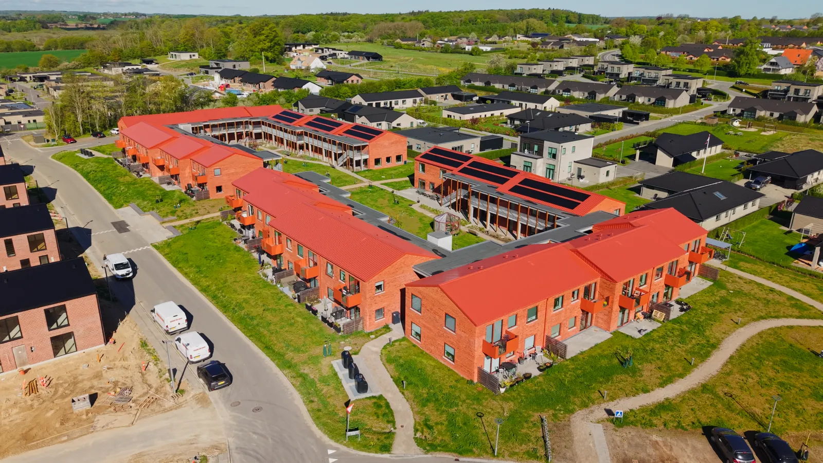 Dronefoto af rækkehuse og boligbyggeri hos R. Jakobsen